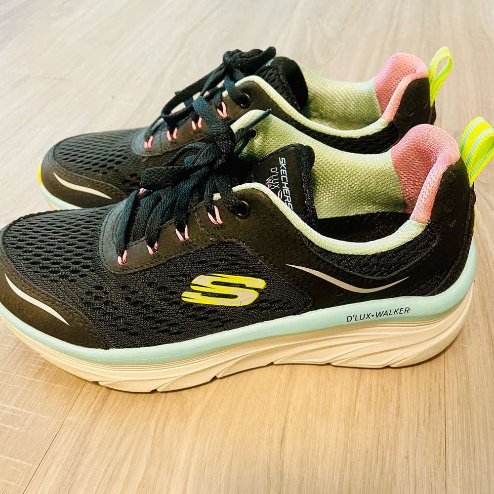 Skechers Women’s D Lux Walkers 6.5